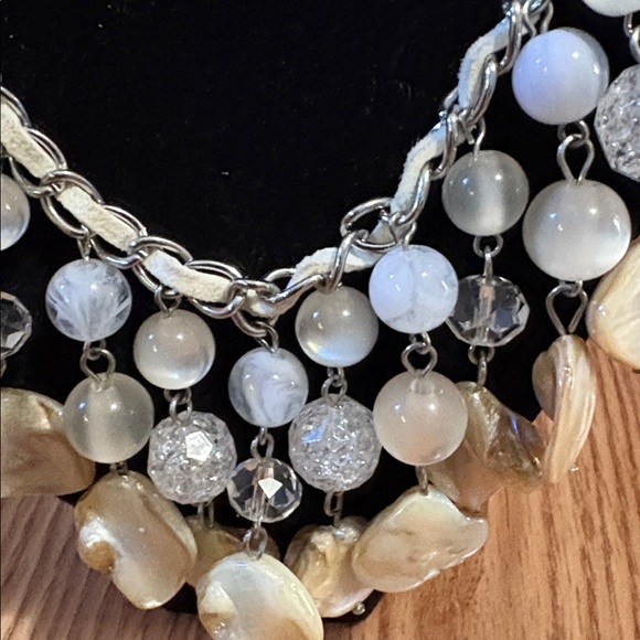 VINTAGE IRIDESCENT MOTHER OF PEARL SHELL AND BEADED BIB CORDED 17-20" NECKLACE - Picture 3 of 9